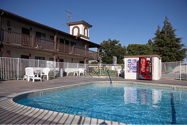 EZ 8 Motel Newark image 1